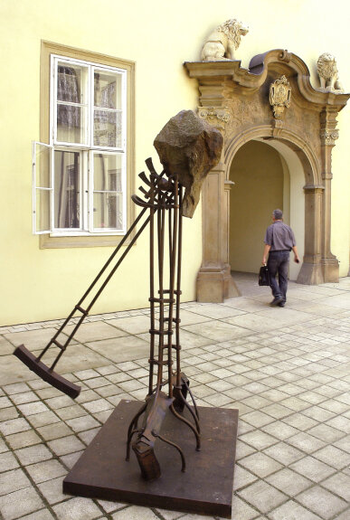 Pavel Tasovský, Yes, 2006, steel, stone, Nová radnice